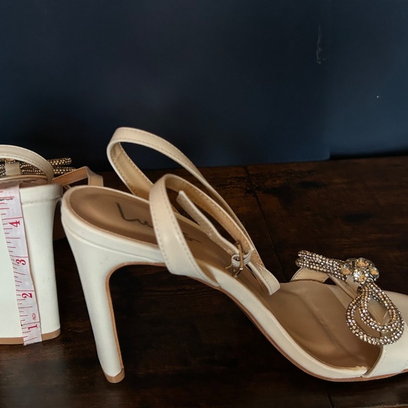 Lulus Bridal Shoes size 9 - Picture 3 of 5